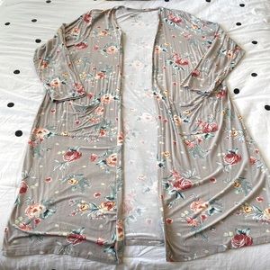 Torrid 3X EUC grey floral duster w/pockets